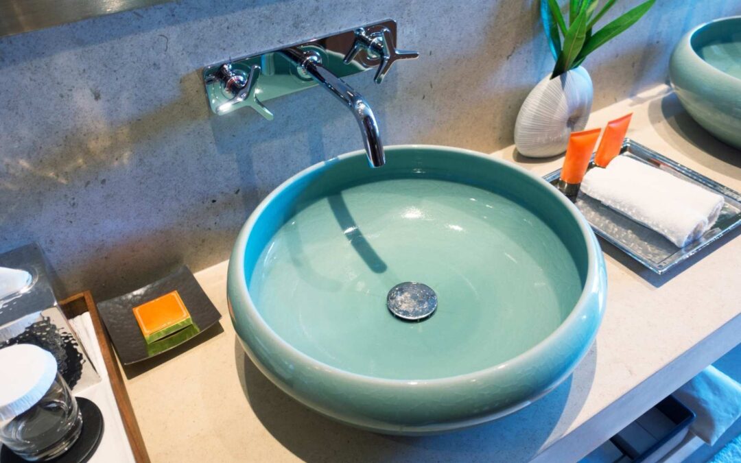 Lavabo en céramique vs lavabo en résine : avantages et inconvénients