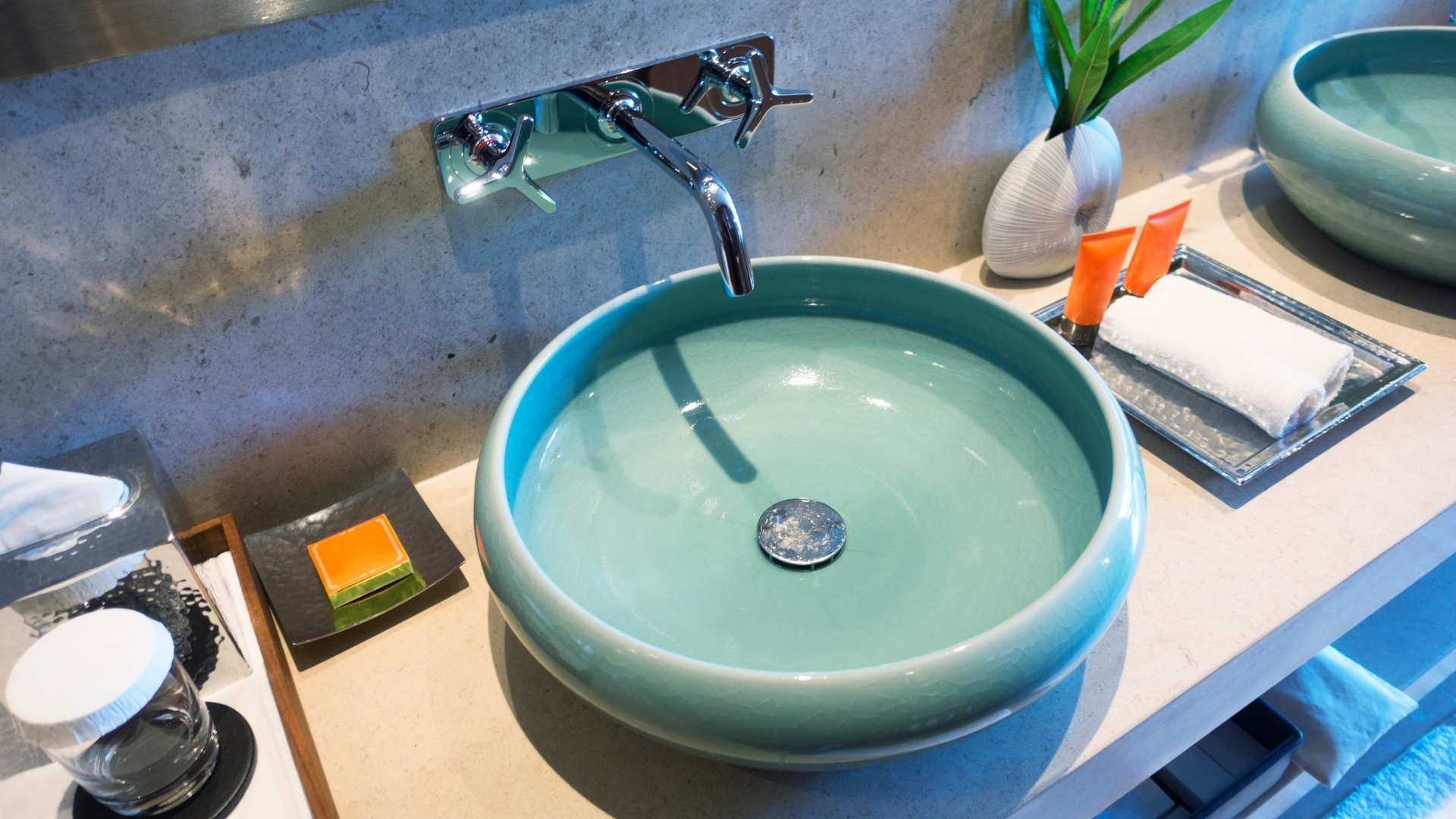 Résine ou céramique, quel matériau choisir pour sa vasque de salle de bain ?